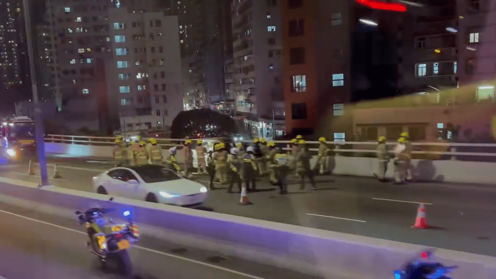 消防其後將火救熄。FB:Ambrose Law@車cam L(香港群組) 消防其後將火救熄。FB:Ambrose Law@車cam L(香港群組)