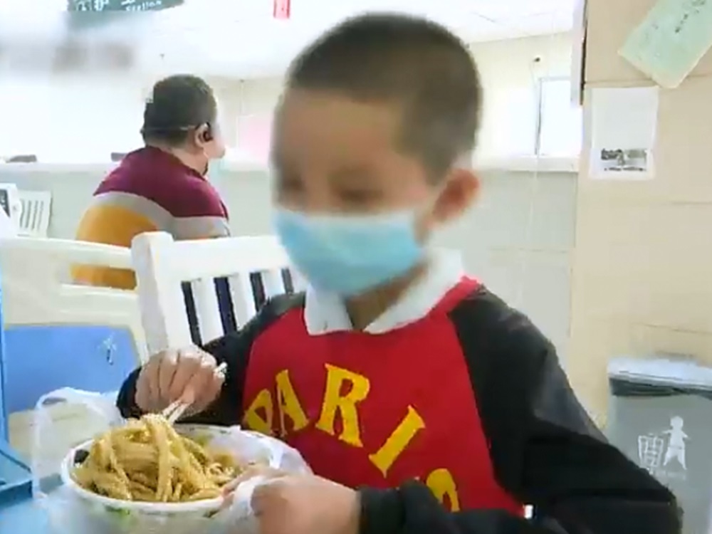 男童平日需依靠好心的醫生及護士為他買食物充飢。影片截圖