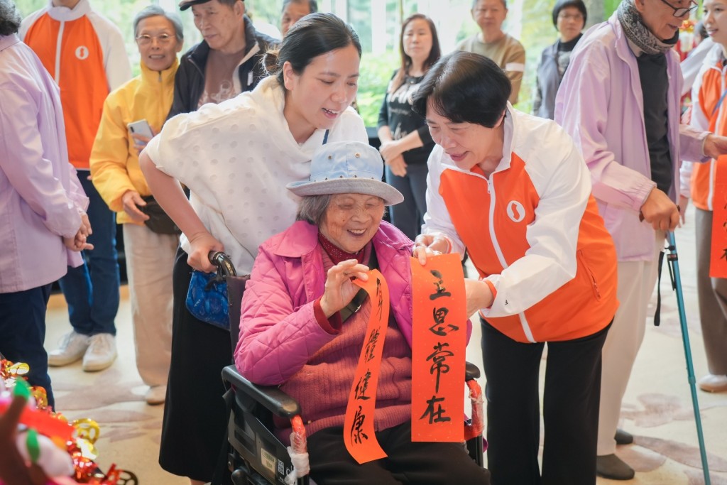 義工隊與近200位長者，共享團年午宴及參與工作坊，一起共度團圓慶節的時光。