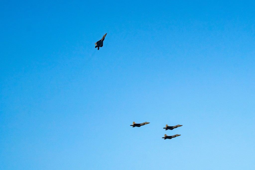 一架战机在飞行期间脱队，象征逝者。美联社