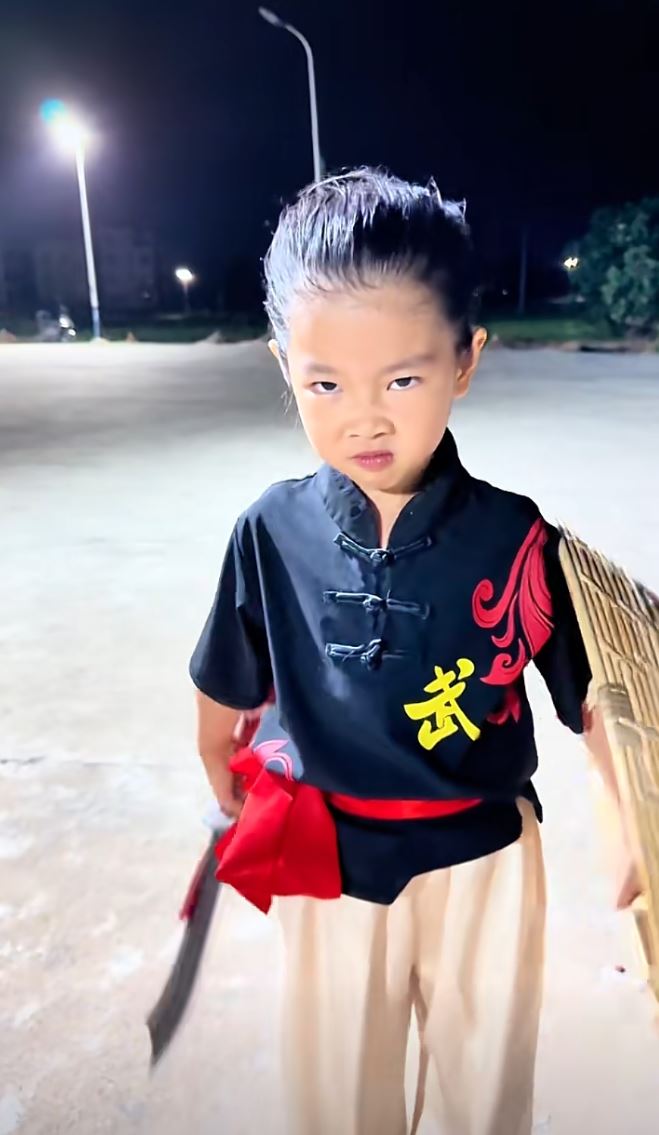 5岁的黄子君3岁时已开始刻苦练武，努力传承茂名洪拳。抖音