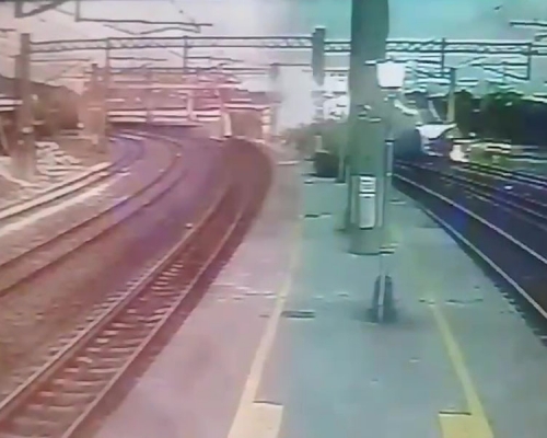 台灣宜蘭火車出軌，導致至少十八人死亡、百多人受傷，有監控鏡頭拍攝到火車出軌的一刻。（網圖）