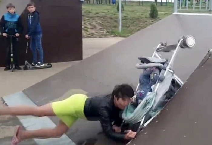 這名媽媽把嬰兒車當作滑板。網圖