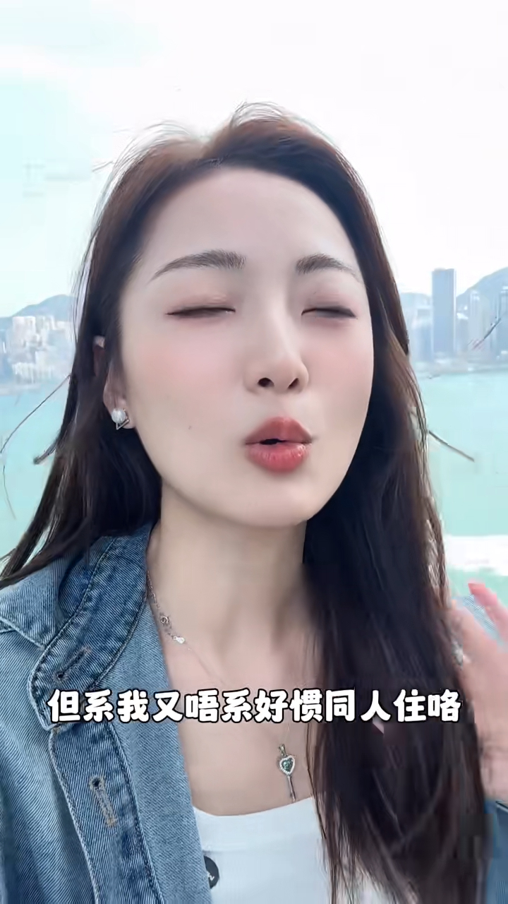 王卓淇表示:「咁你可能會話,咁你租細啲,你租遠啲,租偏僻啲,但係生活質量真係下降囉。我公司會有女仔同人合租,但我又唔慣同人住,而且你再偏僻再細,香港寸金尺土,都要差不多一萬蚊,有間屋好緊要囉,先存到錢囉!」 王卓淇表示:「咁你可能會話,咁你租細啲,你租遠啲,租偏僻啲,但係生活質量真係下降囉。我公司會有女仔同人合租,但我又唔慣同人住,而且你再偏僻再細,香港寸金尺土,都要差不多一萬蚊,有間屋好緊要囉,先存到錢囉!」