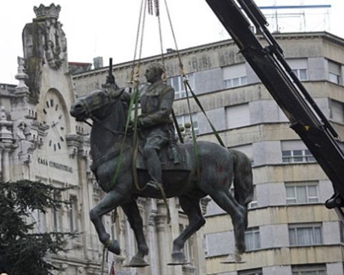前獨裁者佛朗哥的最後一座雕像於周二被移走。AP圖片