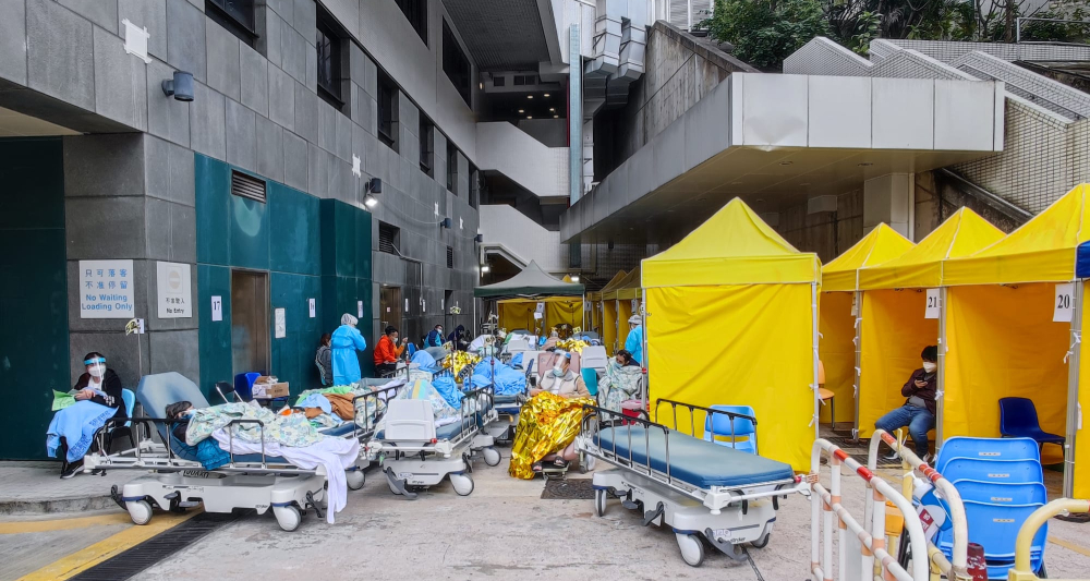 明愛醫院急症室旁的露天空地搭建帳篷安置病人。