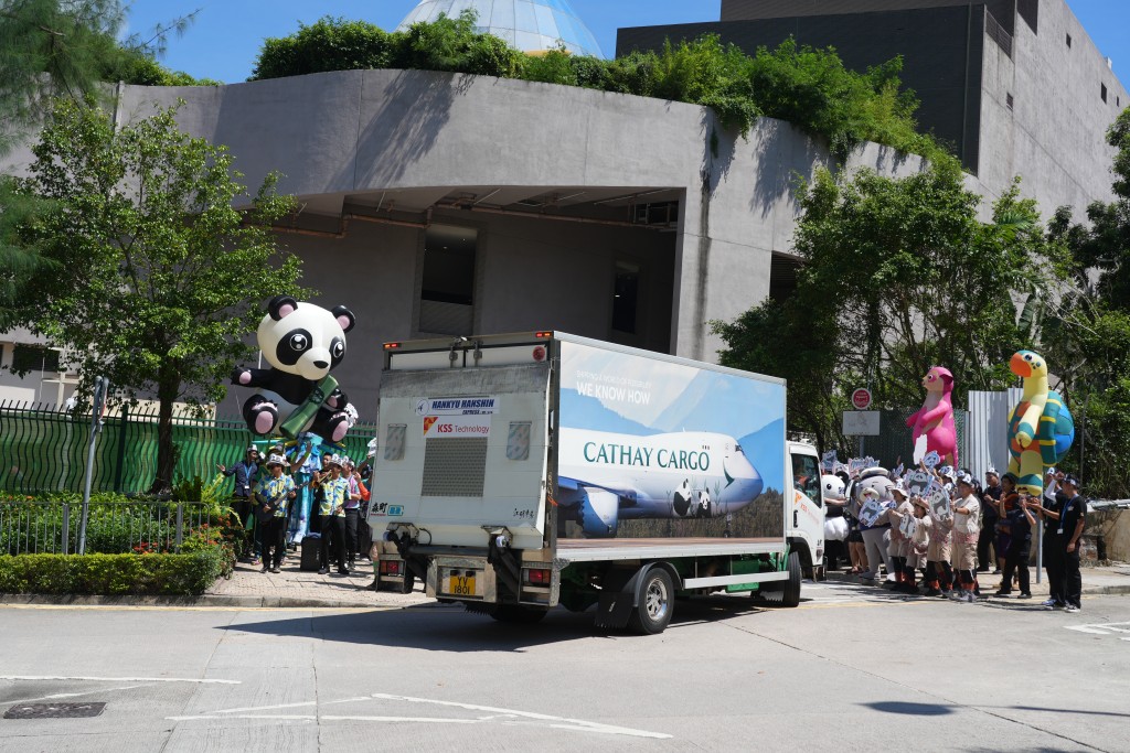 大熊貓抵達海洋公園，職員前來迎接。歐樂年攝