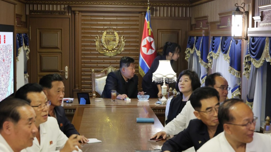 站在金正恩旁的金主愛望著車窗外的景物。朝中社