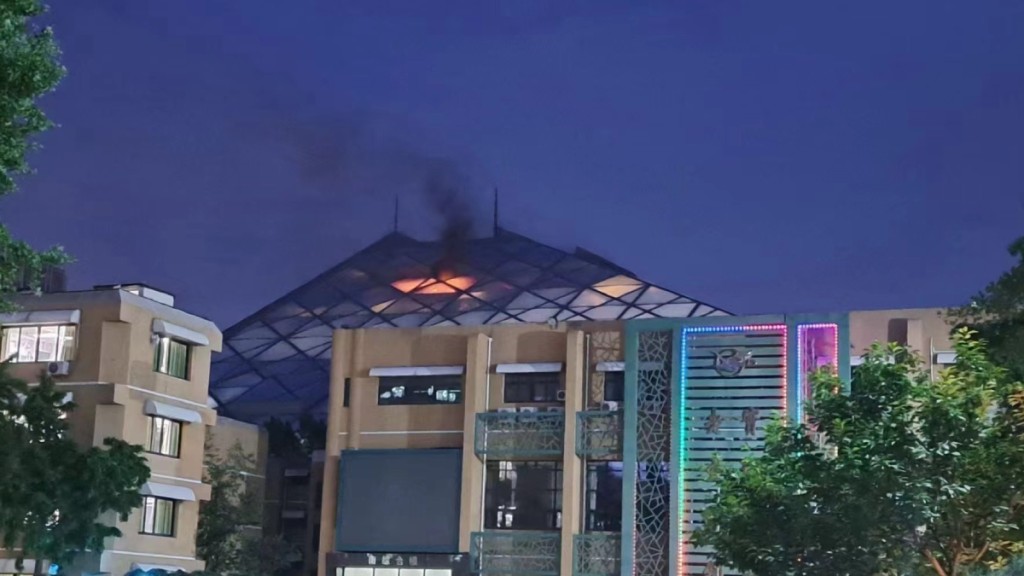 北京知名商場「僑福芳草地」17日晚起火，無人受困受傷。