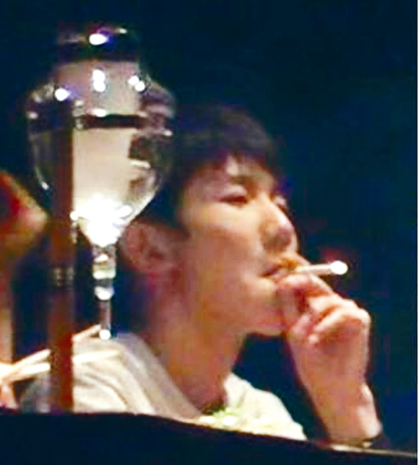 王源聚餐時吸煙，姿勢老練。