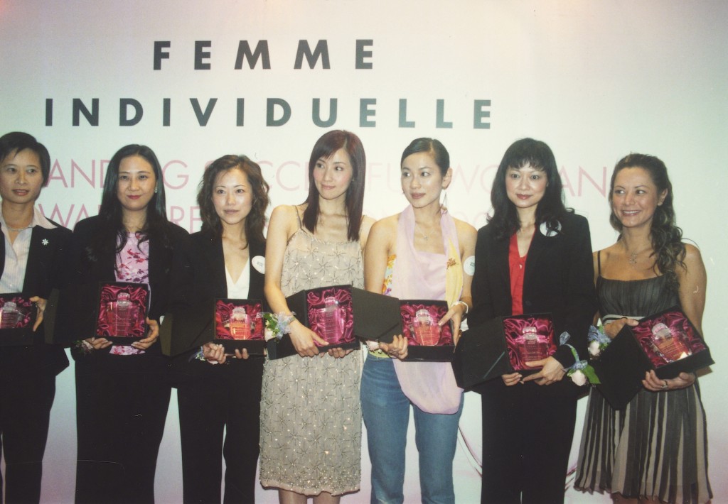 雷怡暉（右一）在成功女性頒獎禮中，與龐愛蘭（右二）、時裝設計師Ranee K 郭翠華（右三）及張玉珊（中）等獲獎。