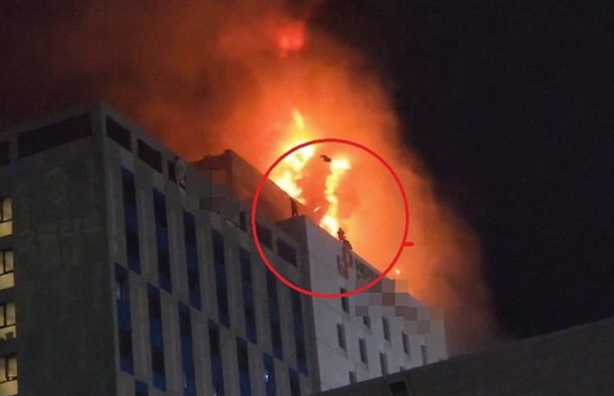 本月17日，位于首都圈仁川市的一间酒店起火，有受困者选择在天台跳到隔离建筑物逃生。网上图片