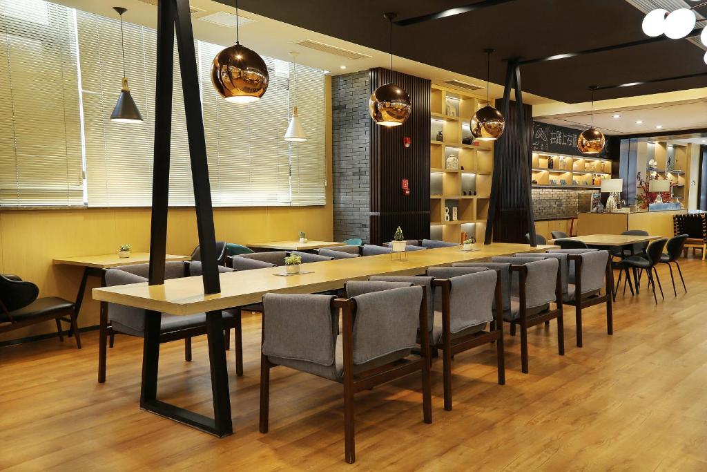 亞朵酒店（Atour Hotel）創立於2013年，總部位於上海，為中國知名的中高端連鎖酒店品牌。