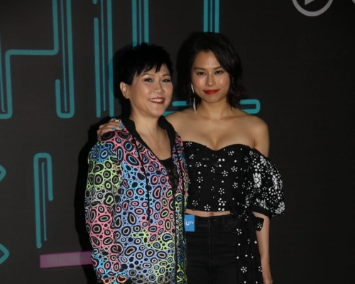 Gin性感诱人，陈洁灵则笑自己是将衫拉到上颈的阿遮。