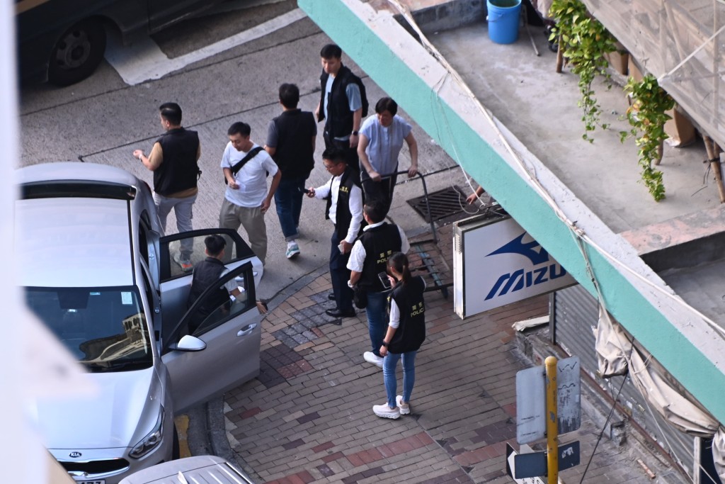 大批探員在大廈調查。