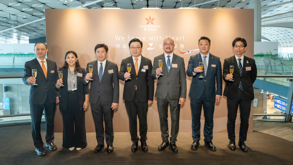 左起：香港航空總裁孫劍鋒、老撾駐港總領事館副領事Phousamleth PHANKHAVONG女士、泰王國駐香港總領事館總領事吳豐燦、香港航空執行董事劉一男、香港機場管理局機場運行副總監楊達榮、香港航空主席閻波及在香港日本國總領事館領事根岸辰太朗