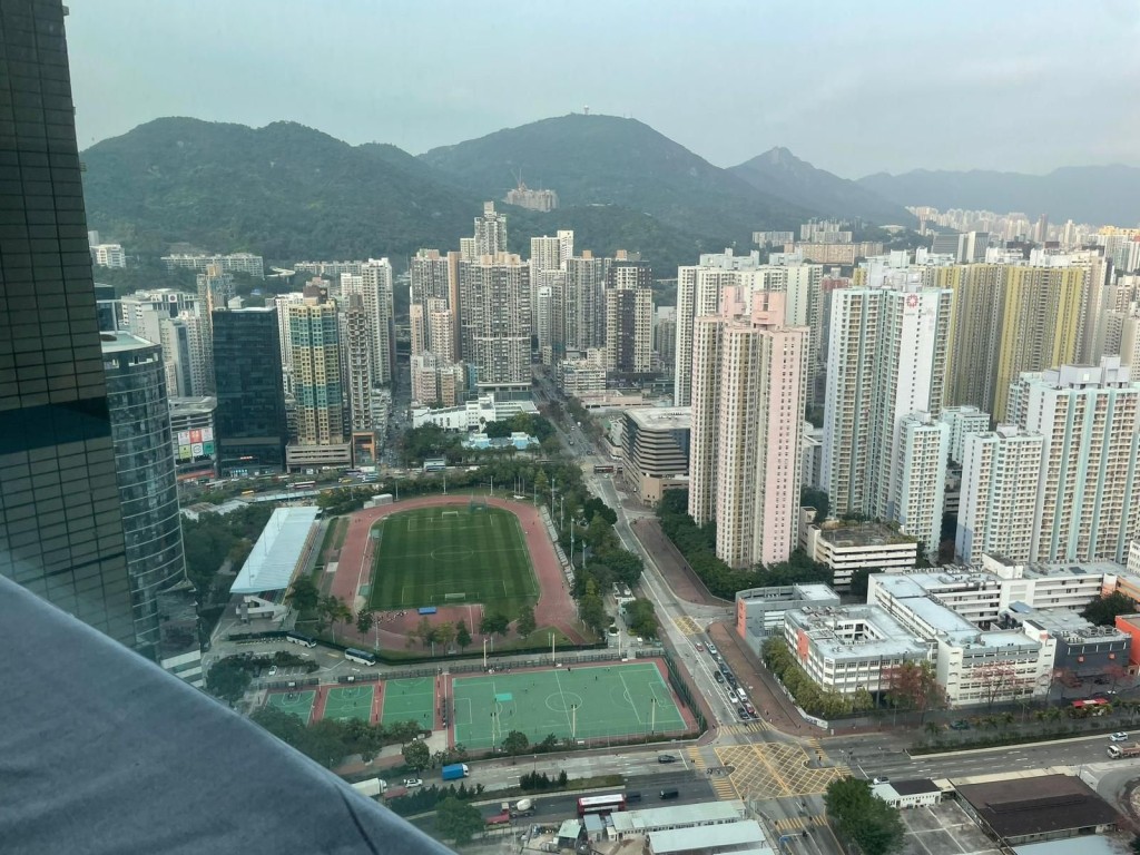 由大廳向外望為深水埗運動場一帶市景，遠眺青翠山景。