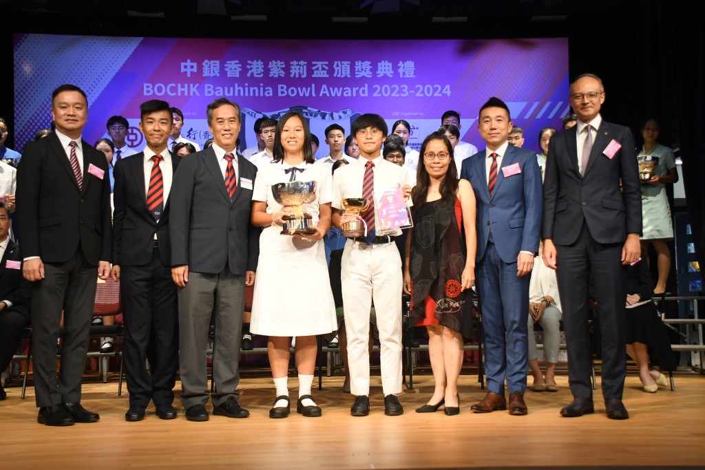 紫荊盃頒獎禮，香港培正中學奪男女校組冠軍。本報記者攝