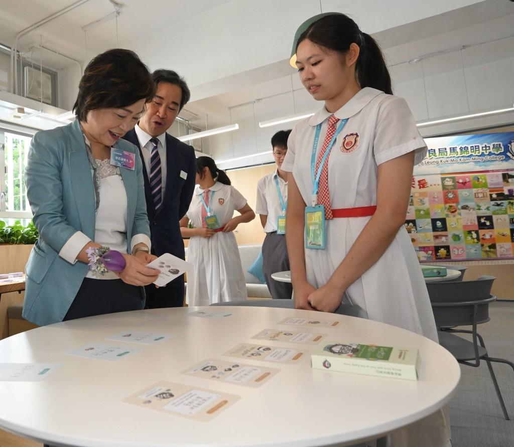 蔡若莲在开学日到访保良局马锦明中学。 教育局提供