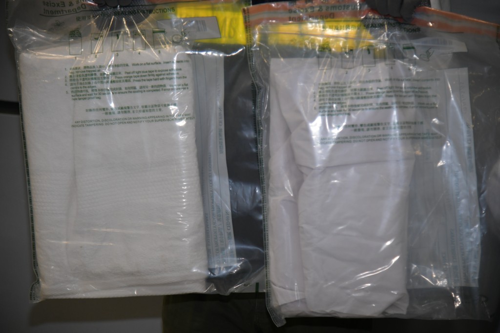三件毒衣服可提取合共3.2公斤冰毒，巿值約170萬元。(徐裕民攝)