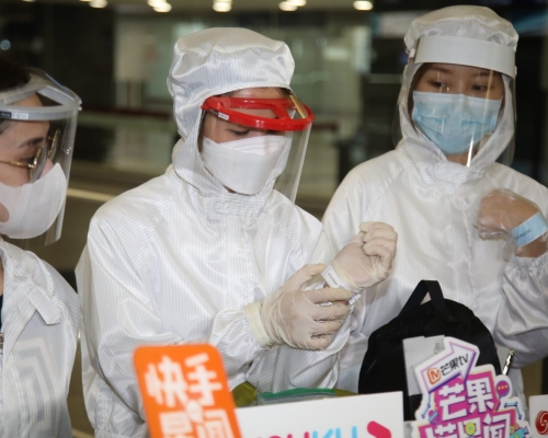 阿Sa(中)展示手帶,又笑言與阿嬌(左)在馬來西亞每日留在酒店悶到不行。