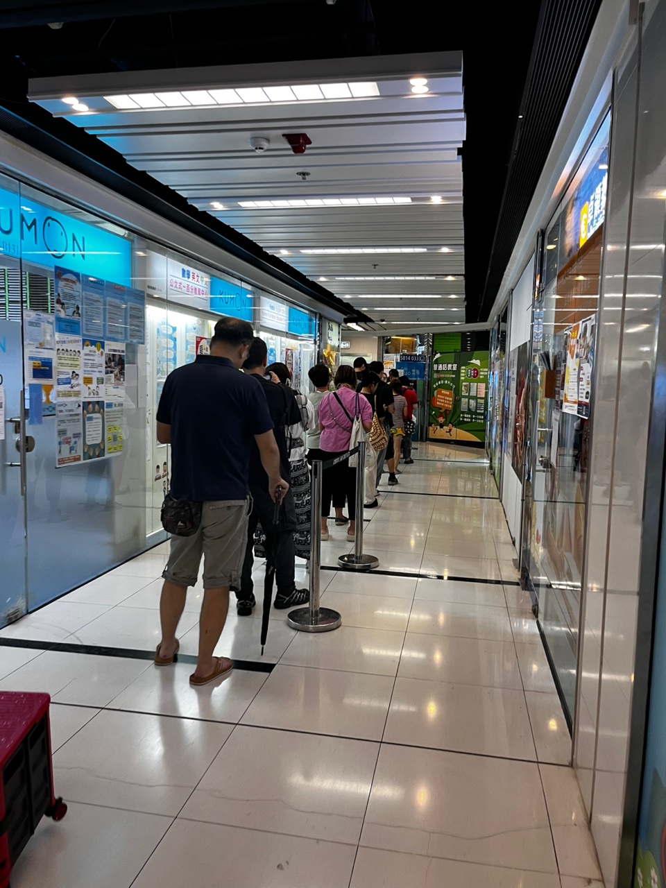 坑口南豐廣場自提點外,數條人龍排隊等候取件。 坑口南豐廣場自提點外,數條人龍排隊等候取件。