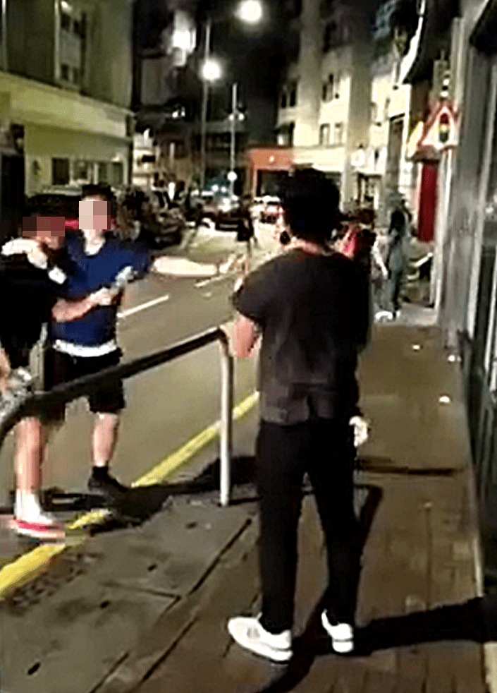 一名男子要求另一男子放下玻璃樽。fb：香港江湖日報