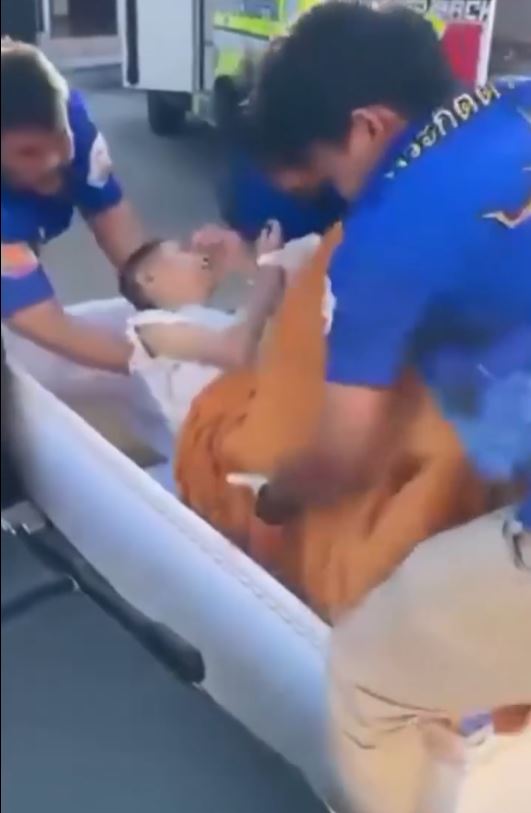 險被開始火化的老婦在棺木中突然睜開眼求救。Wat Rat Prakhong Tham