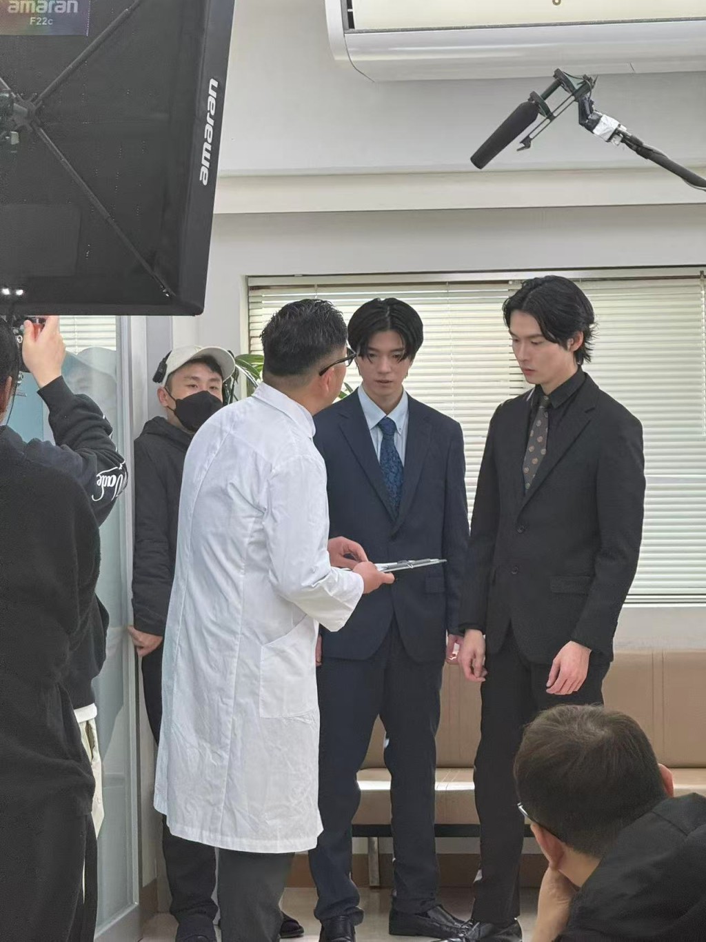 有演員指,他每日工作至少17小時,最長一次達26小時,而且為應對戲中裸露場景與長時間帶妝拍攝,還需在休息時間中抽空健身保持體態,以及敷面膜保證皮膚狀態。 有演員指,他每日工作至少17小時,最長一次達26小時,而且為應對戲中裸露場景與長時間帶妝拍攝,還需在休息時間中抽空健身保持體態,以及敷面膜保證皮膚狀態。