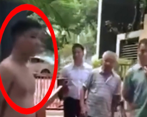 警察赶到后，该凶手（红圈）也并未有所反抗，只是不知为何他却主动脱掉了上衣。(网图)