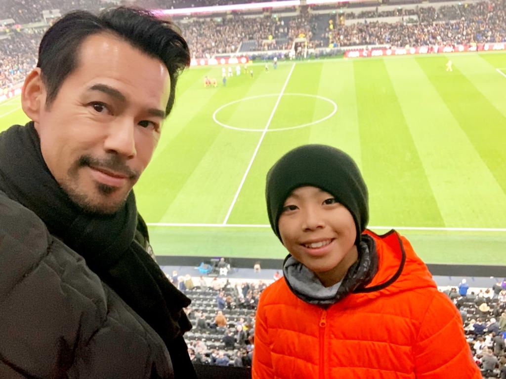 徐榮兩父子都是愛波之人,去到英國當然要睇番場英超,咁啱買到熱刺對曼城。