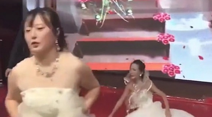 新娘氣沖沖離開講台。影片截圖