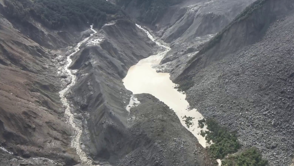 吉隆口岸航拍勘察：山泥傾瀉未擴大，堰塞湖持續擴張阻救援。