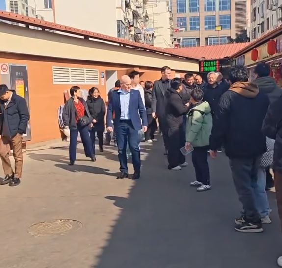 黄仁勋访问上海时到逛当地的街市。抖音