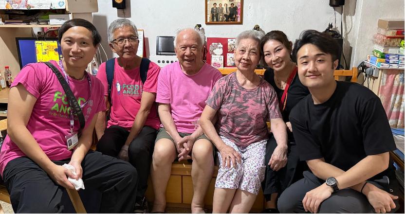 團隊探訪區內長者家庭，在派發膳食同時傳授防騙知識。