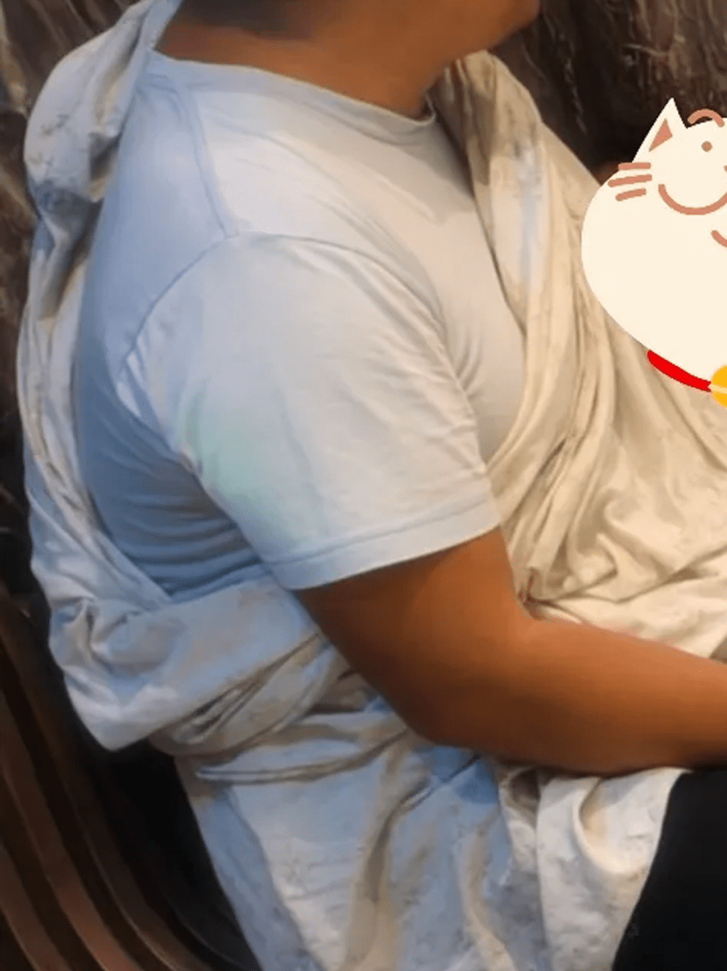 男方胸前僅用一塊看似床單的單薄布料充當嬰兒孭帶(相片來源:kaic_sweetie@Threads) 男方胸前僅用一塊看似床單的單薄布料充當嬰兒孭帶(相片來源:kaic_sweetie@Threads)