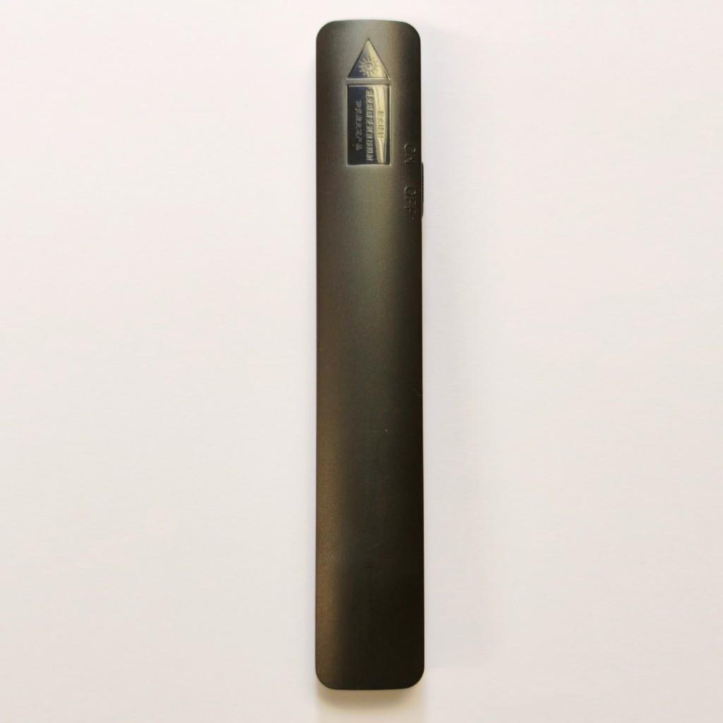 該款不安全無線雷射筆的背面。海關圖片