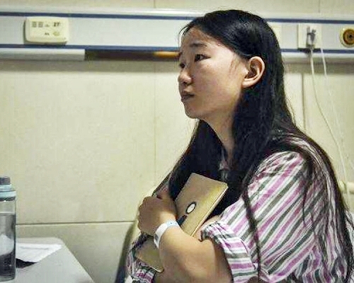 21歲關女患有先天性脊柱裂及脂肪瘤,下肢失去觸覺及大小便失禁。網圖