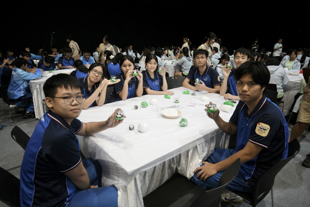 活動安排學員製作大熊貓黏土作品。 活動安排學員製作大熊貓黏土作品。