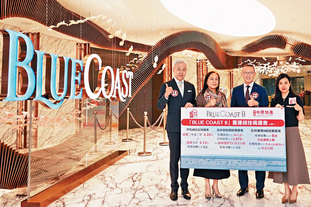 长实郭子威(右二)表示，自昨日公布招标安排后，接获约200个查询，会考虑优先处理入标认购相邻单位。左二为杨桂玲。