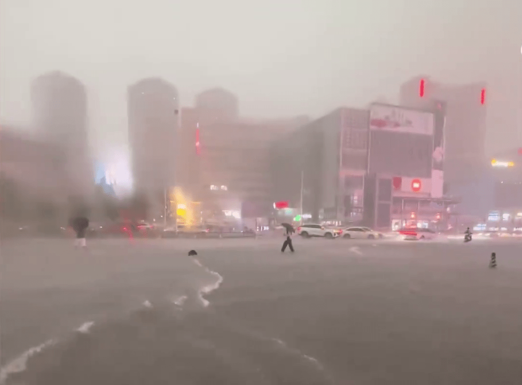 鄭州22日的暴雨下，道路出現白浪。