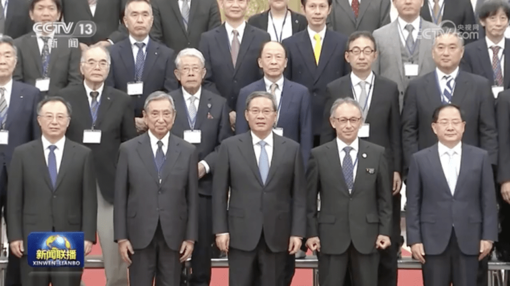 国务院总理李强（前中）在人民大会堂会见日本国际贸易促进协会会长河野洋平率领的访华团。