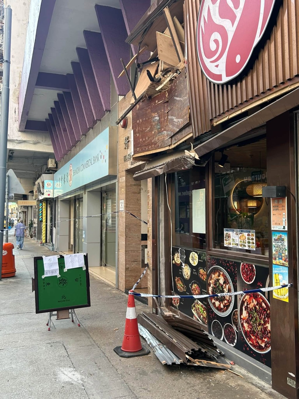 被撞食肆門面受損。網圖 被撞食肆門面受損。網圖
