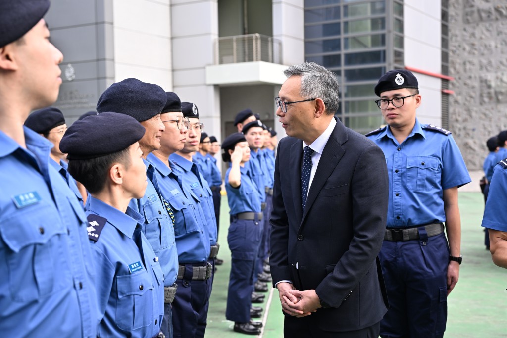 卓孝業檢閱參賽隊伍。 政府新聞處