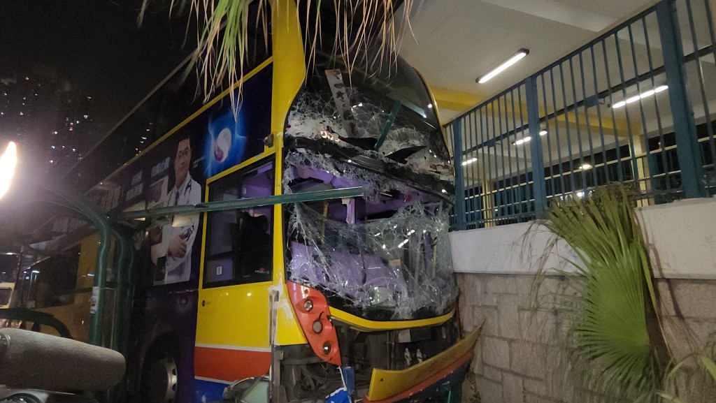 城巴車頭擋風玻璃損毀，擋風玻璃破裂。黎志偉攝