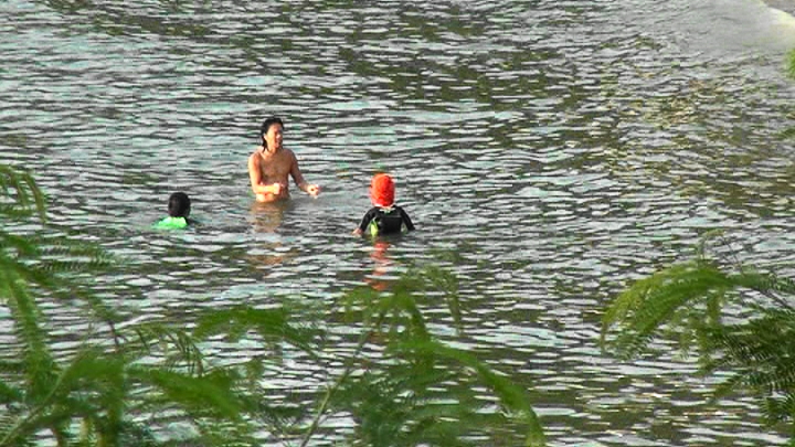 囝囝同朋友仔玩水又砌沙，阿智都全程傍實，非常盡責。