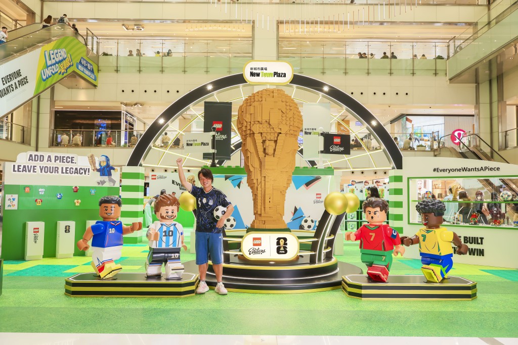 由樂高專業認證大師洪子健以逾15萬粒LEGO顆粒拼砌而成的3米高巨型LEGO大力神盃裝置。 由樂高專業認證大師洪子健以逾15萬粒LEGO顆粒拼砌而成的3米高巨型LEGO大力神盃裝置。