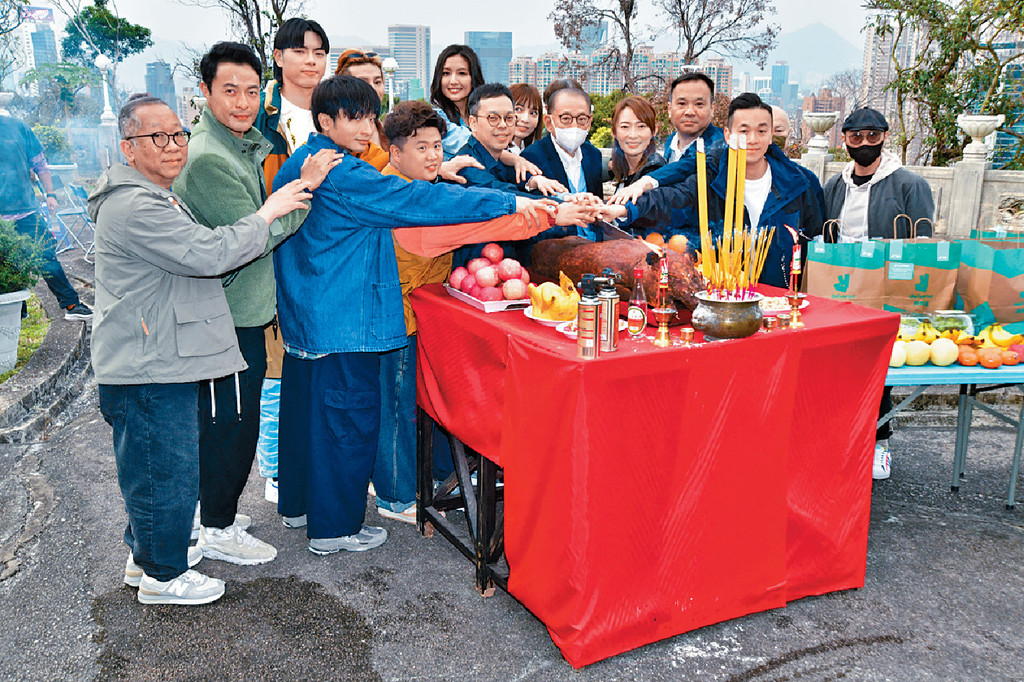 ■英皇集團主席楊受成，聯同演員出席開鏡儀式。