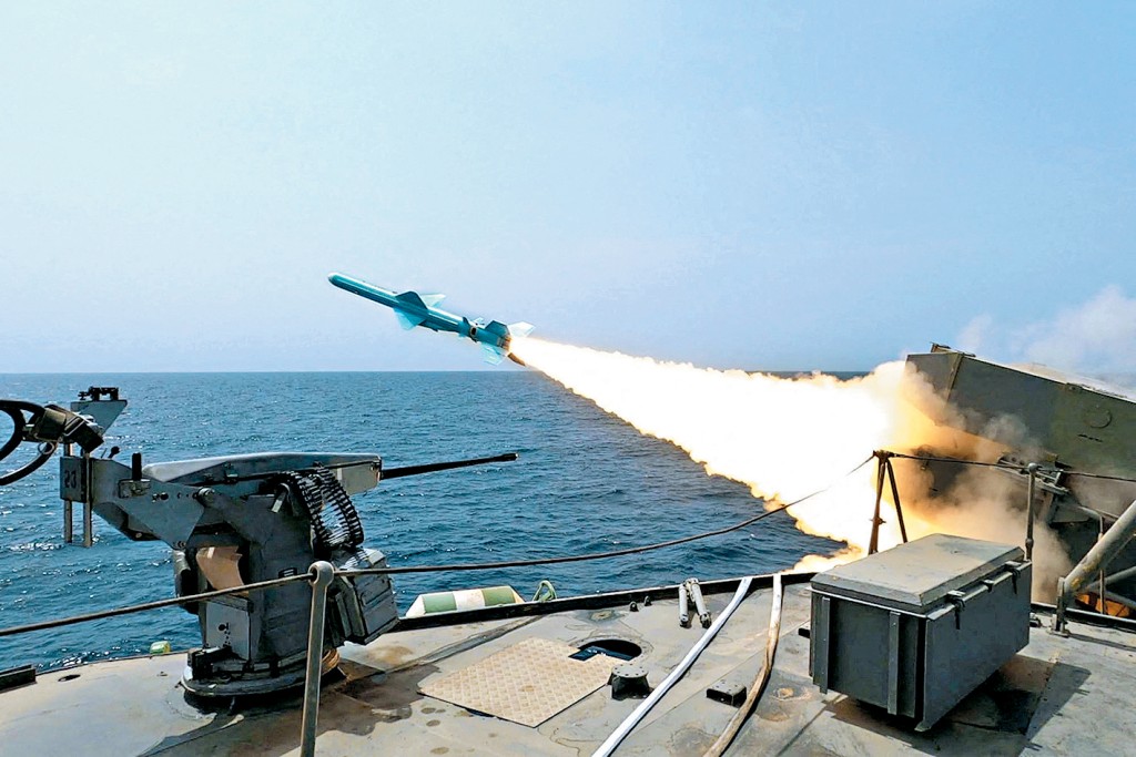 伊朗軍隊8月試射導彈。 