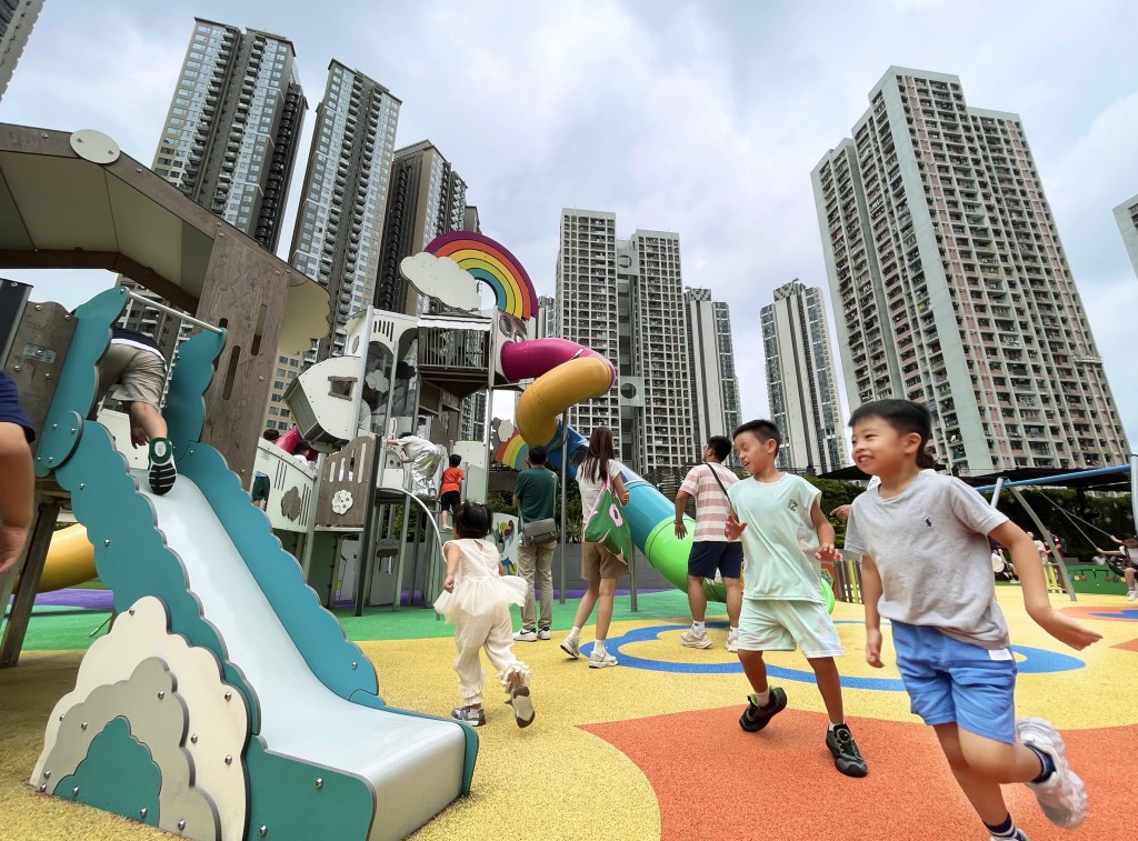 當中多項措施引起社會熱烈討論,連兩名立法會議員楊永杰及何敬康聞訊後均感到欣喜。 當中多項措施引起社會熱烈討論,連兩名立法會議員楊永杰及何敬康聞訊後均感到欣喜。